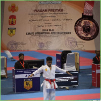 Yaxshi portlash Ogil uxlayotgan onalarni sikadi (insest porno)